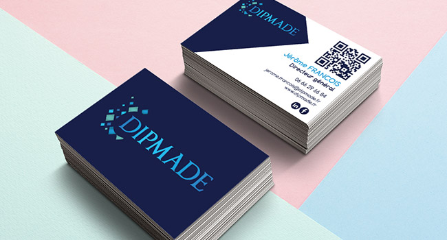 Réalisation du logo et de la carte de visite pour DIPMADE, société spécialisée dans le développement de solutions logicielles et la formation informatique.