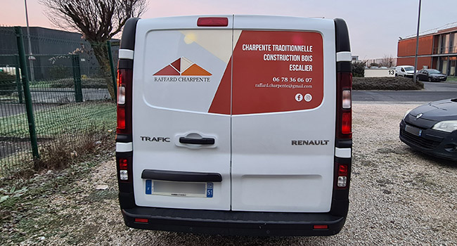 Création du logo et réalisation du design sur véhicule de Raffard Charpente, charpentier.