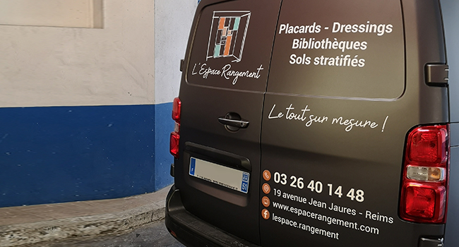 Logo et design pour un covering partiel du véhicule de l’enseigne L'espace Rangement, magasin situé à Reims