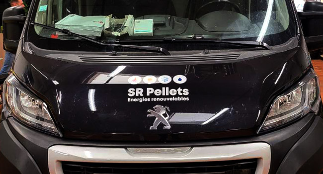 charte graphique : conception du logo et design pour un covering partiel des véhicules de la société SR Pellets, entreprise spécialisée dans les énergies renouvelables située à Montmort-Lucy dans la Marne - vue avant