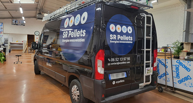 Conception du logo et design du marquage des véhicules de la société SR Pellets, entreprise spécialisée dans la vente, l'installation et l'entretien du chauffage à granulés de bois et bûches, située à Montmort-Lucy