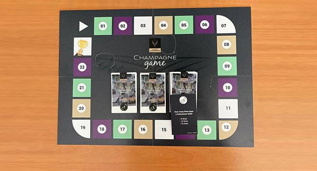 jeu sur plateau Champagne Game sous la forme d'un puzzle avec le design des cartes à jouer