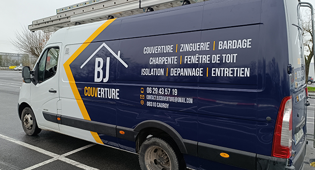 Création du logo et design sur semi-covering pour camion pour BJ Couverture, entreprise située à Cauroy dans les Ardennes spécialisée dans la couverture, la zinguerie, le bardage, la charpente, les fenêtres de toit, l'isolation, le dépannage et l'entretien