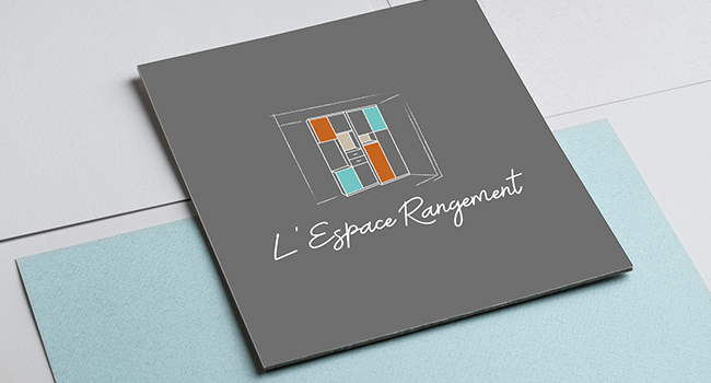 Réalisation du logo de L'espace Rangement, magasin situé à Reims spécialisé dans la création, l'aménagement et la pose des espaces de rangement sur mesure (placards, bibliothèques, dressings, etc.).