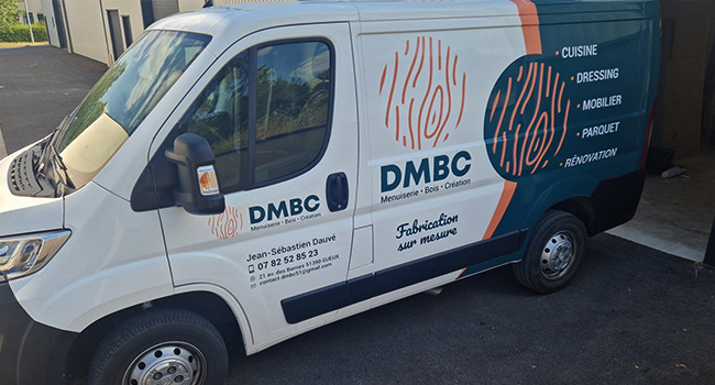 Création du logo et design pour un semi-covering sur le camion de DMBC, société située à Gueux spécialisée dans la menuiserie et l’agencement des meubles