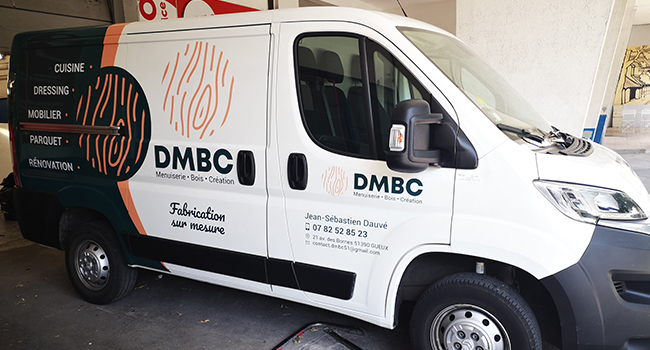 Création du logo et design pour un semi-covering sur le camion de DMBC, société située à Gueux spécialisée dans la menuiserie et l’agencement des meubles