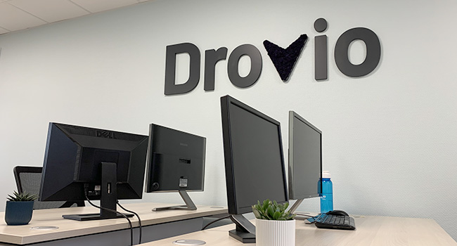 Petit tour dans les bureaux de Drovio avec la réalisation d’un logo semi-végétal aux couleurs de Drovio, parfait pour habiller les murs et mettre en avant sa marque.